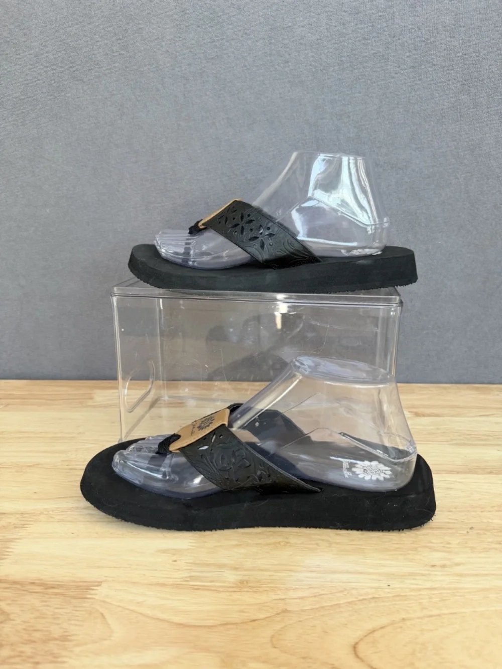 Yellow Box Damara Sandal black size 9 Floral Cut out flip flops wedge - Picture 3 of 7